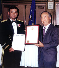 General Eric Shinseki presents Presidential Unit Citation to MIS veterans on 6/30/2000