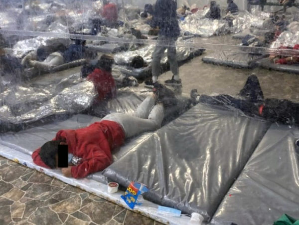 Migrants in the Donna overflow facility